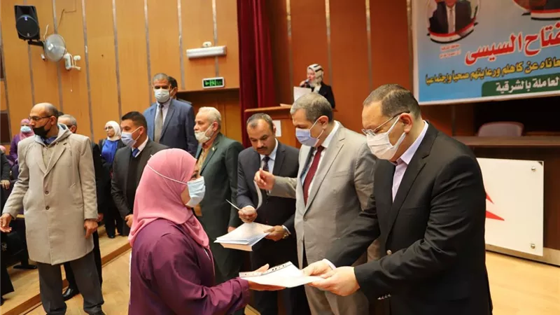 وزير القوى العاملة ومحافظ الشرقية يسلمان 4649 وثيقة تأمين للعمالة غير المنتظمة