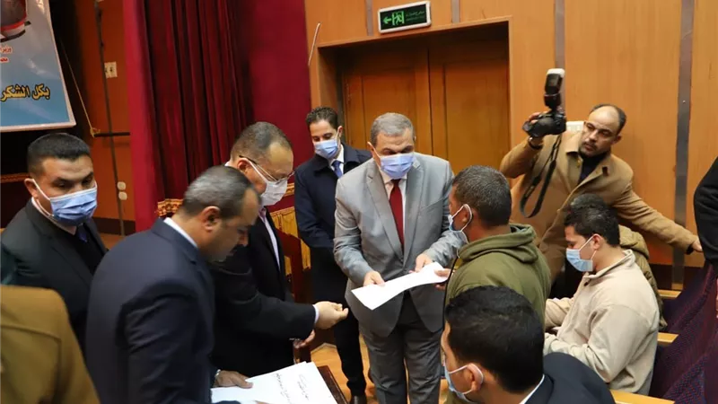 وزير القوى العاملة ومحافظ الشرقية يسلمان 144 عقد عمل لـ