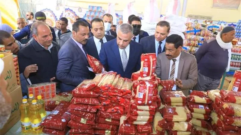 محافظ أسوان يسلم 75 فتاة من غير القادرات الأجهزة الكهربائية والمعمرة والمنزلية