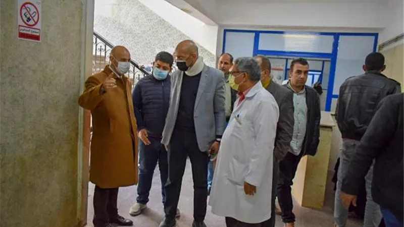 وكيل وزارة الصحة يتفقد سير العمل بمستشفى مشتول السوق.. بالصور