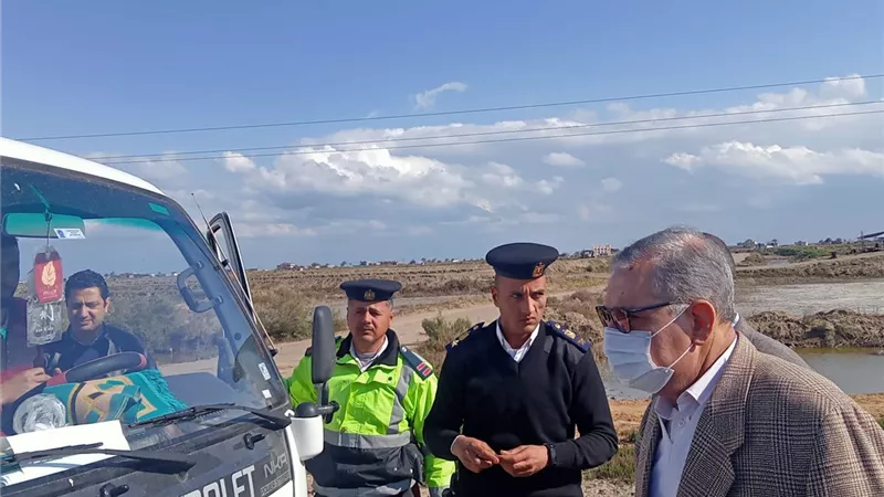 محافظ كفر الشيخ يضبط سيارتين تسيران عكس الاتجاه ويوقف موكبه لمتابعة حادث