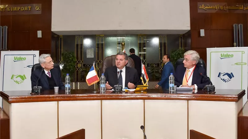 وزير قطاع الأعمال العام وسفير فرنسا يشهدان مذكرة تفاهم بين 