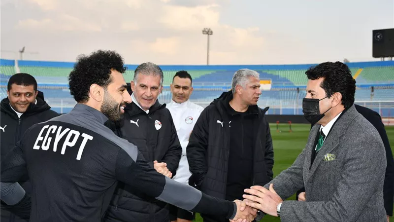 وزير الشباب والرياضة يحضر مران المنتخب استعدادًا لمباراة السنغال.. شاهد