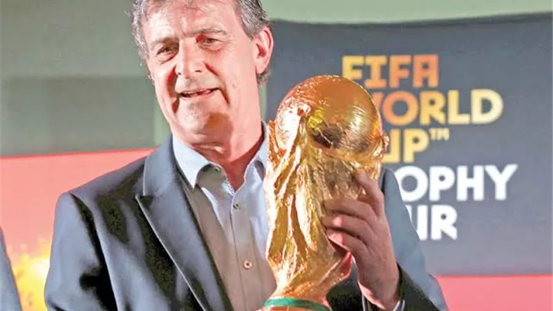 أسطورة الأرجنتين: أتمنى تتويج ميسي بكأس العالم.. وإدارة برشلونة سبب رحيله