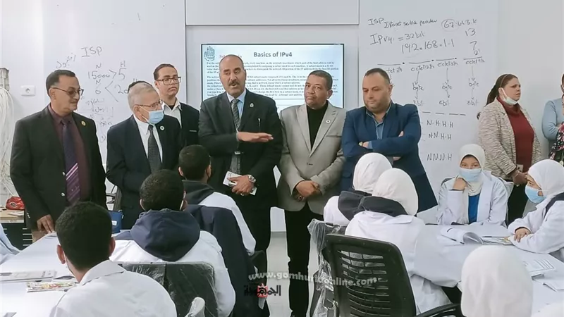 نائب وزير التربية والتعليم يتفقد أول مدرسة تطبيقية تكنولوجية بالسويس