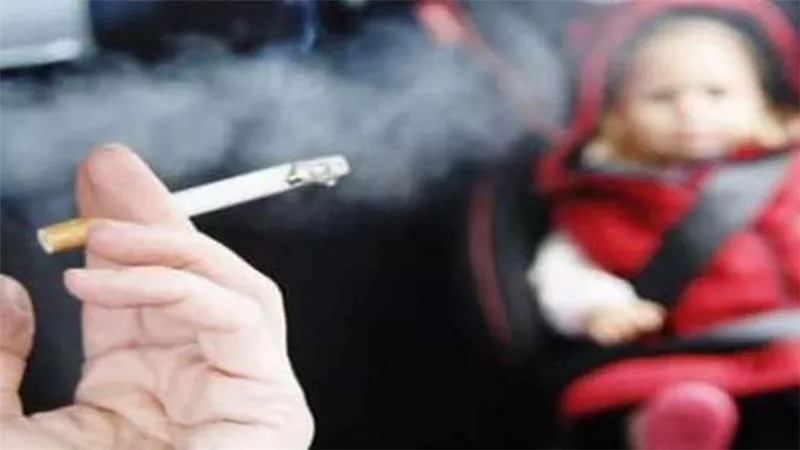دخان السجائر يهدد طفلك بامراض تنفسية مزمنة وعدوي الأذن .. الصحة تحذر