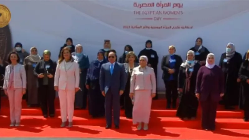 الرئيس السيسى والسيدة قرينته يلتقطان صورة تذكارية مع المشاركات بحفل تكريم المرأة