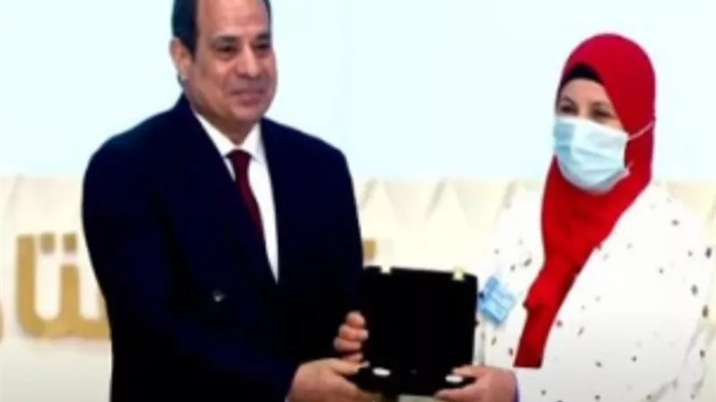 الرئيس السيسي يكرم نماذج مشرفة من السيدات المصريات في المجالات كافة