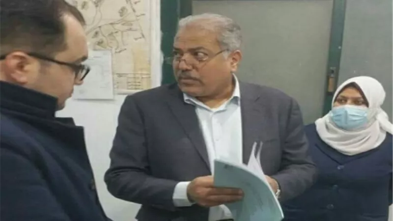 وكيل الصحة بالقليوبية يفاجئ العاملين بمستشفى طوخ.. ويحيل عدداً من الاطباء للتحقيق