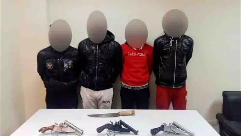 ضبط 4 أشخاص بحوزتهم أسلحة نارية وبيضاء بقصد التشاجر مع آخرين .. بالقاهرة