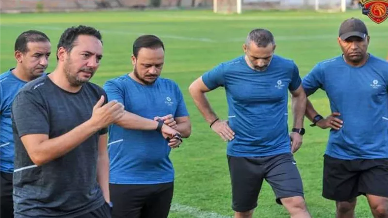 هيثم شعبان يجتمع بلاعبى سيراميكا كليوباترا قبل انطلاق المران