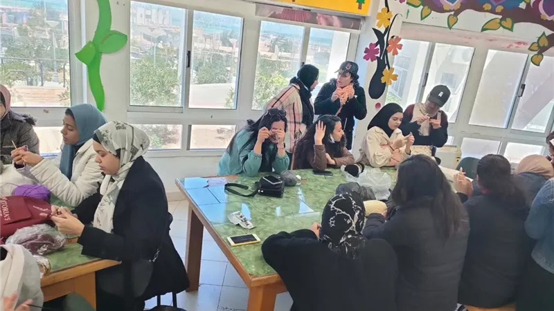 دورة تدريبية لطالبات كلية التربية على فن الكروشية
