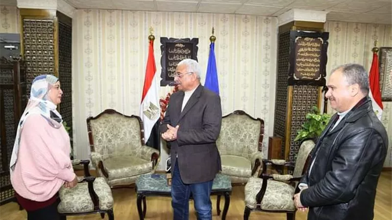 محافظ السويس يكرم مسئول قسم البحوث بالإدارة القانونية بديوان المحافظة لجهودها ونزاهتها