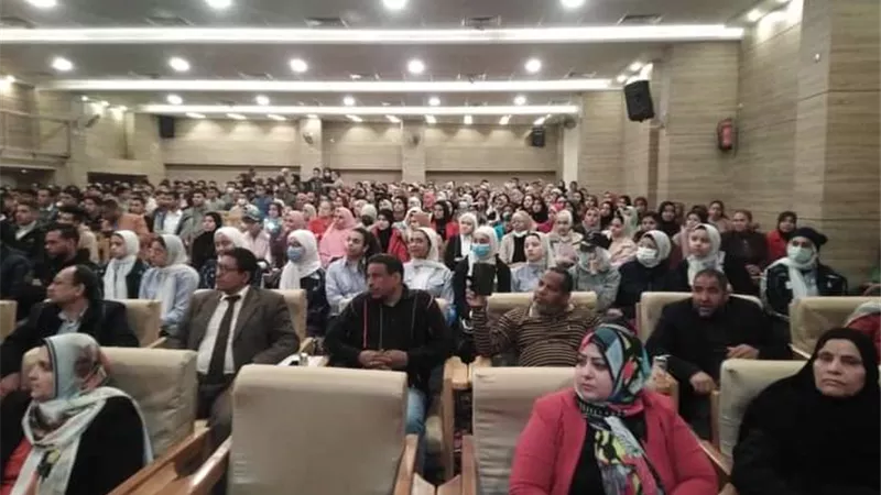وفد الجامعة الأمريكية في سوهاج لشرح برامج منح الجامعة لطلاب الثانوية العامة..صور