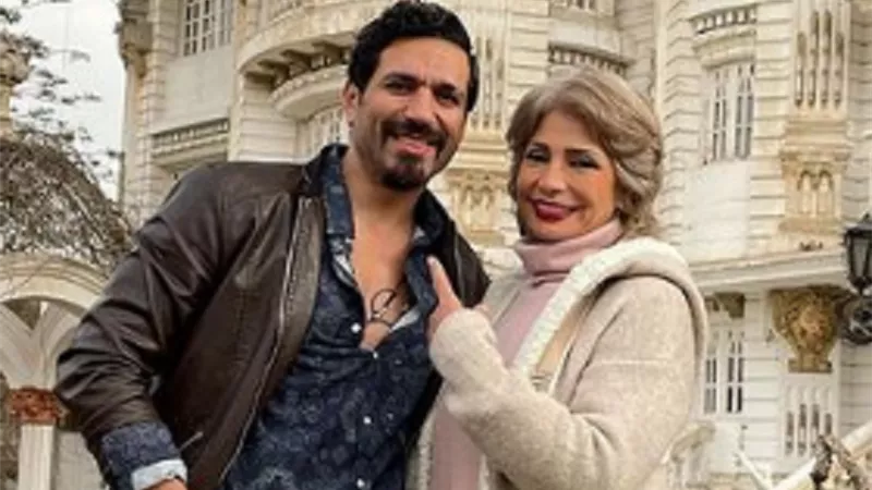 صورة تذكارية تجمع حسن الرداد بـ سوسن بدر من كواليس 