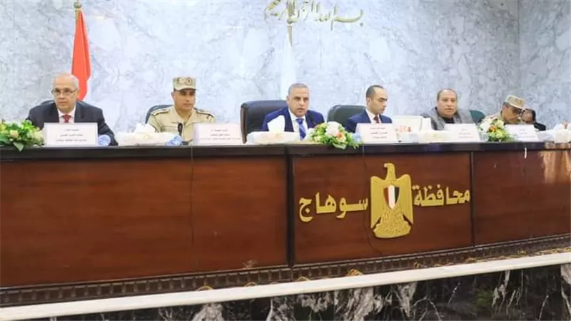 محافظ سوهاج يناقش مع رؤساء المدن عدد من القضايا التي تهم المواطن ..صور