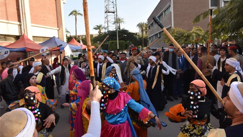 رئيس جامعة أسيوط يصطحب ضيوف الجامعة فى جولة تفقدية لشارع الشعوب