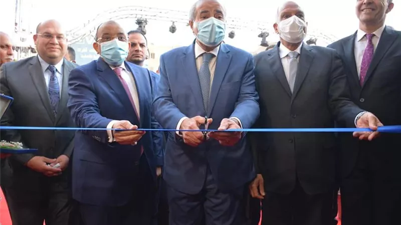 وزيرا التموين والتنمية المحلية ومحافظ الجيزة يفتتحون معرض 