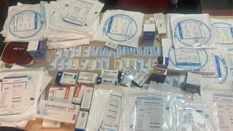 جمارك المطار تحبط تهريب ١٥٤ عبوة مستلزمات طبية مع راكب قادم من تركيا