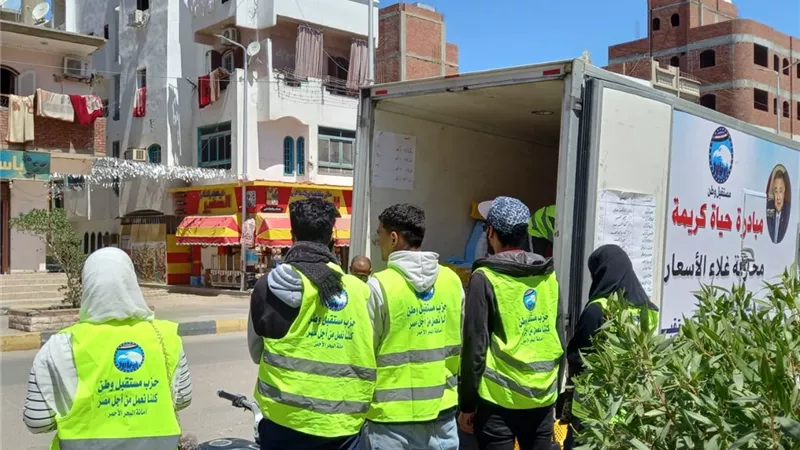 مستقبل وطن يوفر سيارات لبيع اللحوم والمجمدات والسلع الغذائية بأسعار مخفضة بمدينة سفاجا