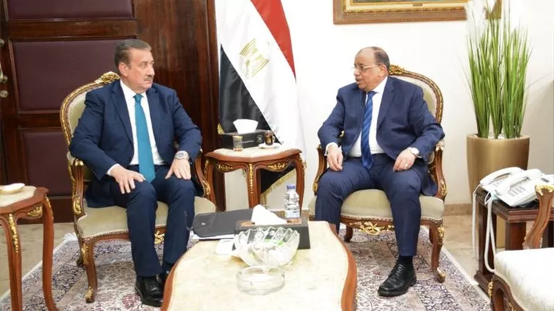 وزير التنمية المحلية يتابع مع محافظ المنوفية المبادرة الرئاسية 