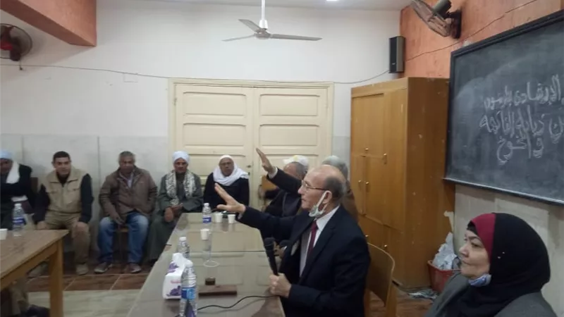 زراعة الإسماعيلية تطارد ذبابة الفاكهة بالمصايد الجنسية..صور