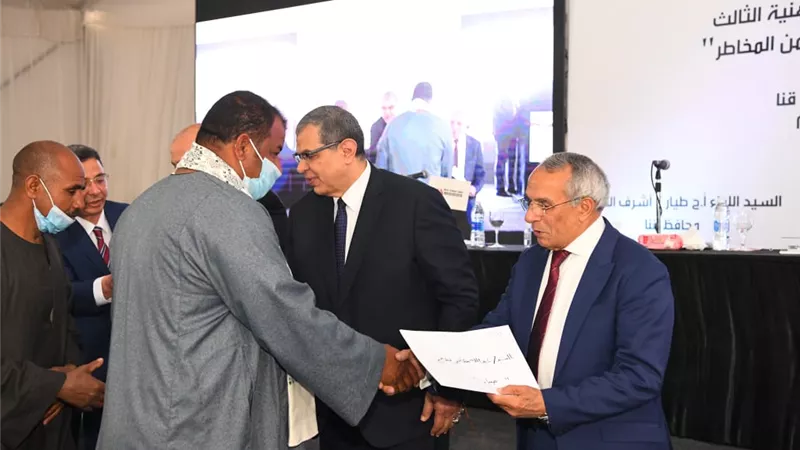سعفان والداودي يسلمان عدد من وثائق التأمين وعقود العمل للمستحقين من ذوى الهمم بقنا