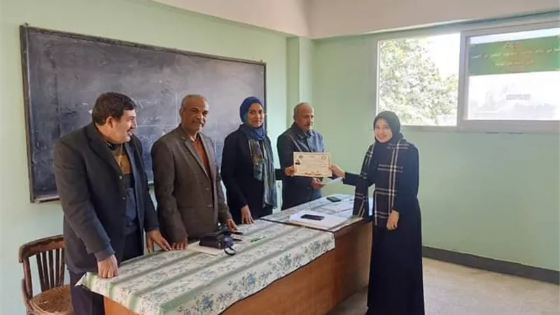 تسليم شهادات دورة مطبقي المبيدات الزراعية بالإسماعيلية..صور
