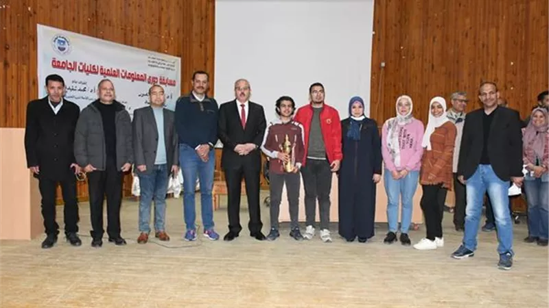 رئيس جامعة القناة يكرم الطلاب الفائزين بدوري المعلومات..صور