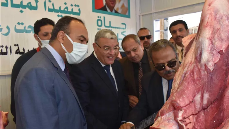 محافظ المنيا يفتتح منفذا جديدا لبيع اللحوم البلدية باسعار مخفضة