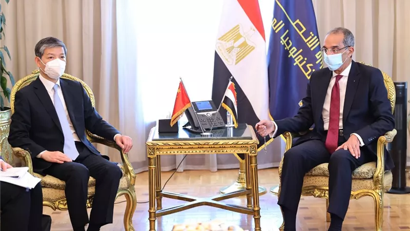 وزير الاتصالات يبحث مع سفير الصين التعاون بمجالات بناء القدرات الرقمية والذكاء الاصطناعى