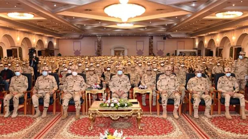 وزير الدفاع يلتقى بطلبة الكليات والمعاهد العسكرية