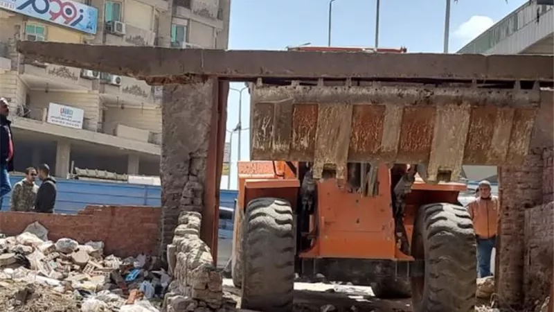 محافظة الجيزة تزيل أقدم تعدي علي خط التنظيم لفيلا بناصية شارع الهرم