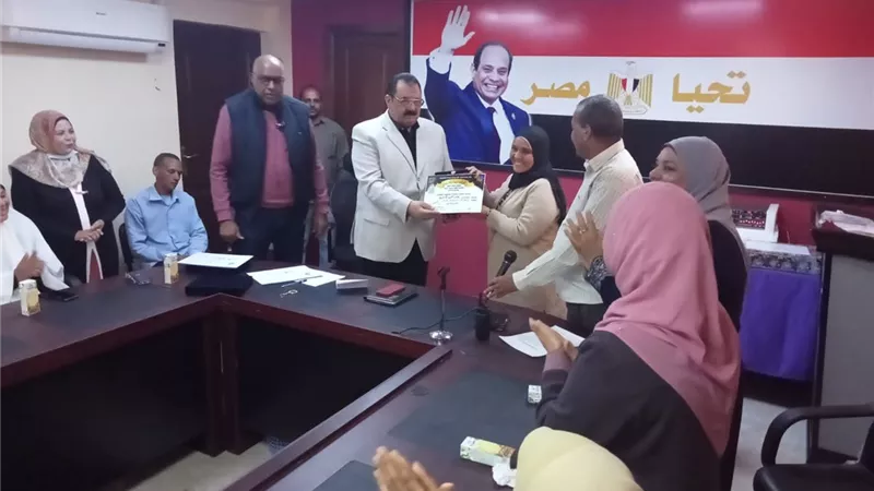 رئيس مدينة سفاجا يُهنىء الأمهات والأباء المثاليين العاملين بالوحدة المحلية