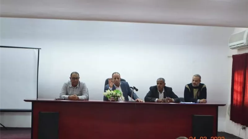 رئيس مدينة القصير يعقد اجتماع مع المتقدمين لمشروع وحدات الطعام المتنقلة
