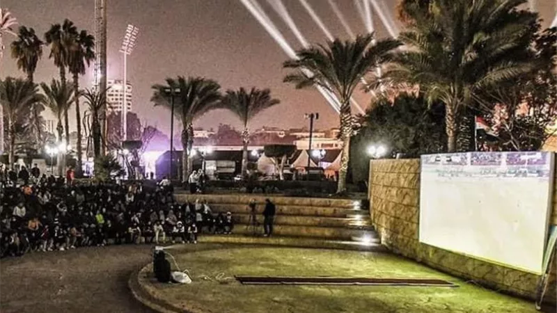 مركز التنمية الشبابية بالجزيرة يعرض لقاء مصر والسنغال