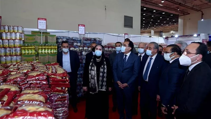 رئيس الوزراء يؤكد حرص الدولة لتوفير السلع الأساسية والمنتجات الغذائية للمواطنين