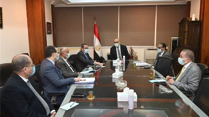 وزير الإسكان يتابع سير العمل بهيئة المجتمعات العمرانية الجديدة.. وخطط تشجيع الاستثمار