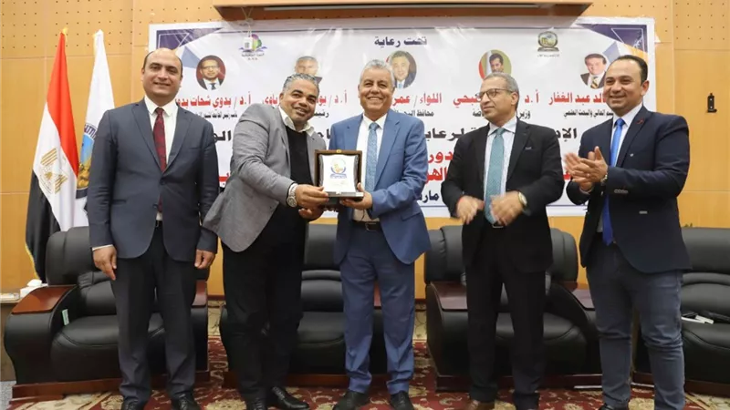رئيس جامعة جنوب الوادي يهدى المشاركين درع الدوره التثقيفيه الثانية لشباب جامعات جنوب الصعيد
