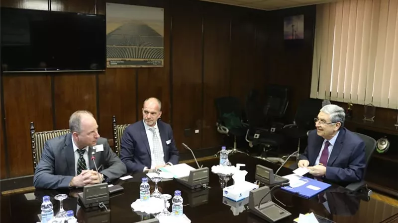 وزير الكهرباء يبحث التعاون مع رئيس مجلس إدارة مجموعة هيرنكنيشت الألمانية