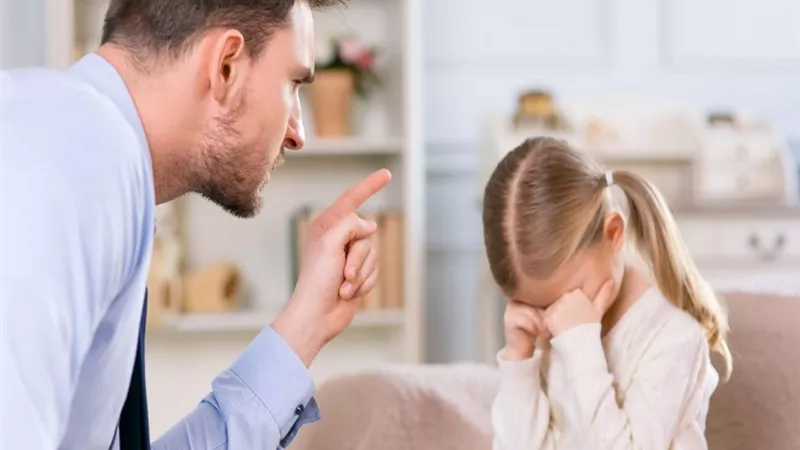 الحلف الكثير لعقاب الأبناء..هل له كفارة؟