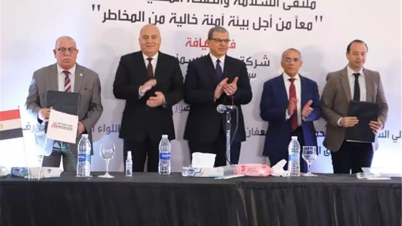 سعفان ومحافظ قنا يشهدان توقيع بروتوكول تعاون لنشر ثقافة العمل الحر بين الشباب