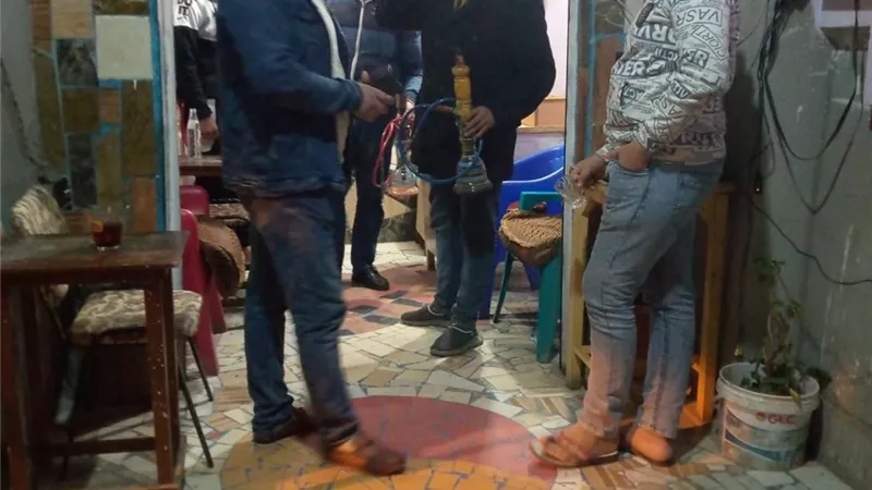 إغلاق ١٣ مقهى تقدم الشيشة للزبائن في دمياط
