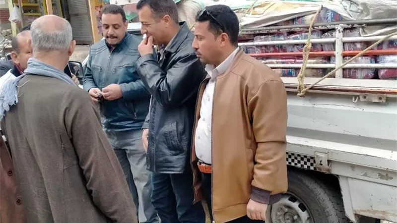 ضبط مخزن لتعبئة الأسمدة والمغذيات الزراعية السائلة بدون ترخيص في المنيا..صور