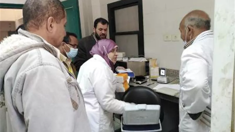 الكشف وعلاج 1292 حالة بقافلة طبية مجانية بالغوصة بقنا ضمن حياة كريمة.. بالصور