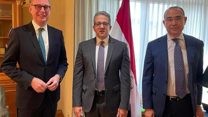 وزير السياحة يعقد لقاءات مهنية ببرلين استهلها بلقاء رئيس اتحاد الشركات السياحية الألمانية