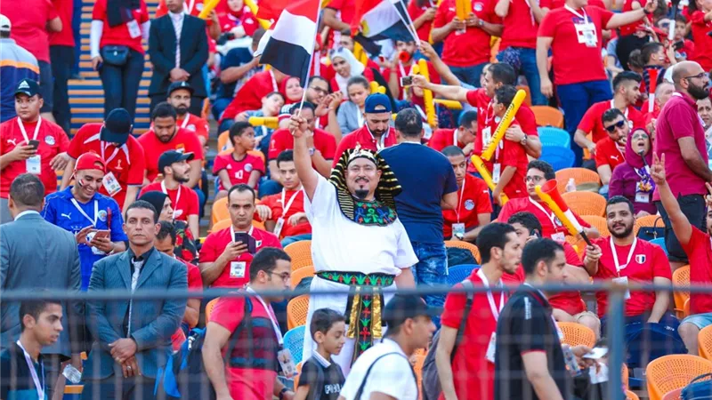 تزايد أعداد الجماهير باستاد القاهرة قبل ساعات من مباراة مصر والسنغال