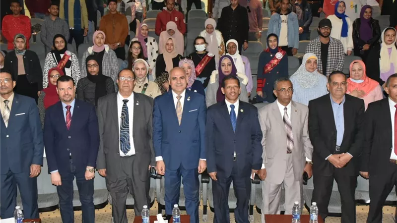 رئيس جامعة الأقصر يشهد ختام فعاليات الأسبوع البيئي الثانى