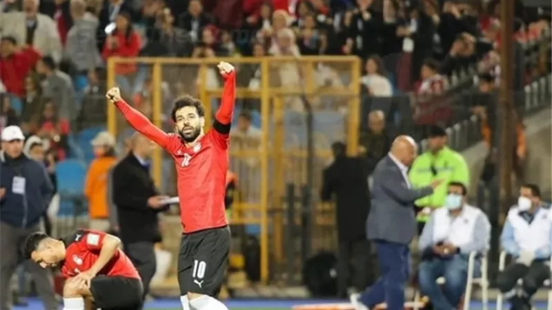 صلاح يطلب من لاعبى المنتخب التجمع لتحية الجماهير باستاد القاهرة