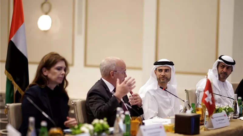 الإمارات وسويسرا تبحثان تعزيز علاقات التعاون الاقتصادي والمالي